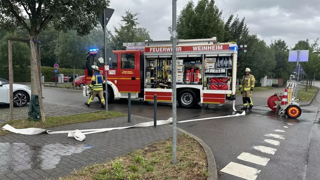 FW Weinheim: Brennender PKW in der Röntgenstraße und ausgelöste Brandmeldeanlage am Vormittag - Bild: presseportal.de