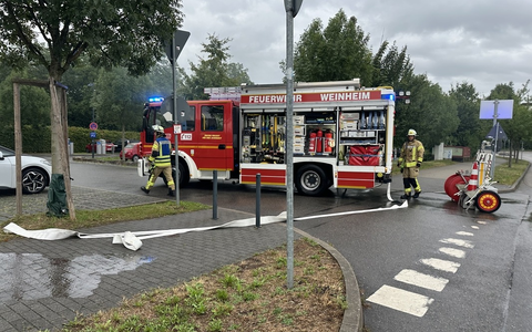 FW Weinheim: Brennender PKW in der Röntgenstraße und ausgelöste Brandmeldeanlage am Vormittag - Foto: presseportal.de