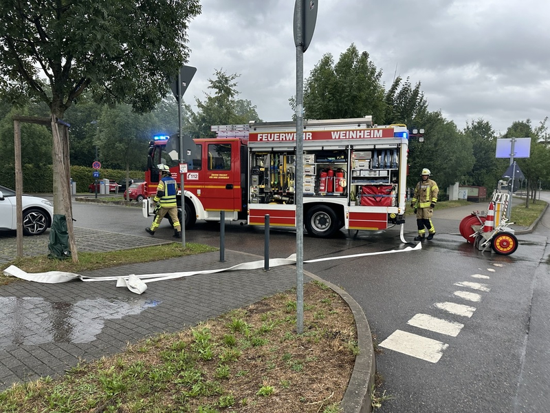 FW Weinheim: Brennender PKW in der Röntgenstraße und ausgelöste Brandmeldeanlage am Vormittag - Foto: presseportal.de