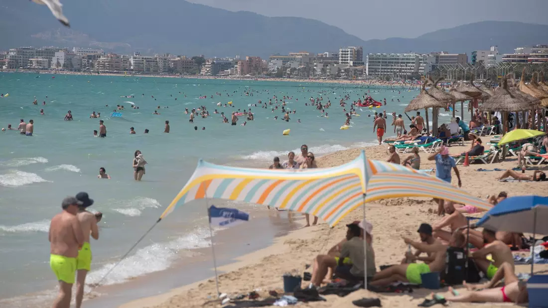 Am Strand - wie hier auf Mallorca - lässt es sich gut aushalten - Bild: Clara Margais/dpa