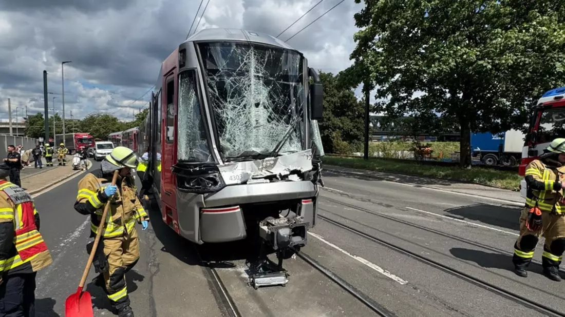 FW-NE: Straßenbahn kollidiert mit LKW | 5 Personen verletzt - Bild: presseportal.de