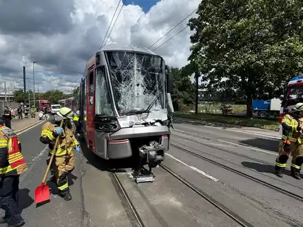 FW-NE: StraĂenbahn kollidiert mit LKW | 5 Personen verletzt - Foto: presseportal.de