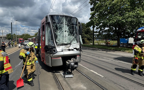 FW-NE: Straßenbahn kollidiert mit LKW | 5 Personen verletzt - Foto: presseportal.de