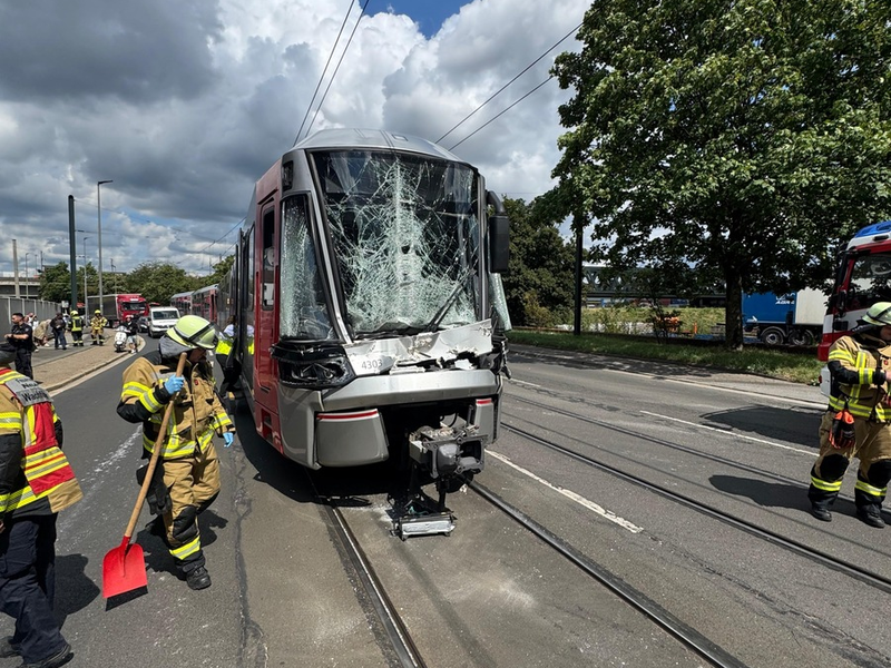 FW-NE: Straßenbahn kollidiert mit LKW | 5 Personen verletzt - Foto: presseportal.de