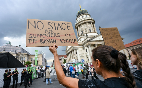 Demonstranten am Gendarmenmarkt protestierten gegen den Auftritt der Starsopranistin Anna Netrebko beim Musikfestival «Classic Open Air».  - Foto: Jens Kalaene/dpa