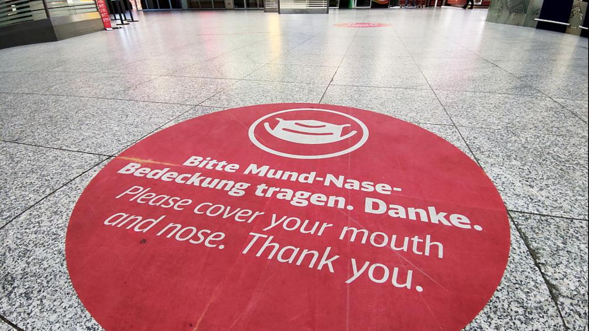 Hinweis auf das Tragen eines Mund-Nase-Schutzes (Archiv) - Foto: über dts Nachrichtenagentur