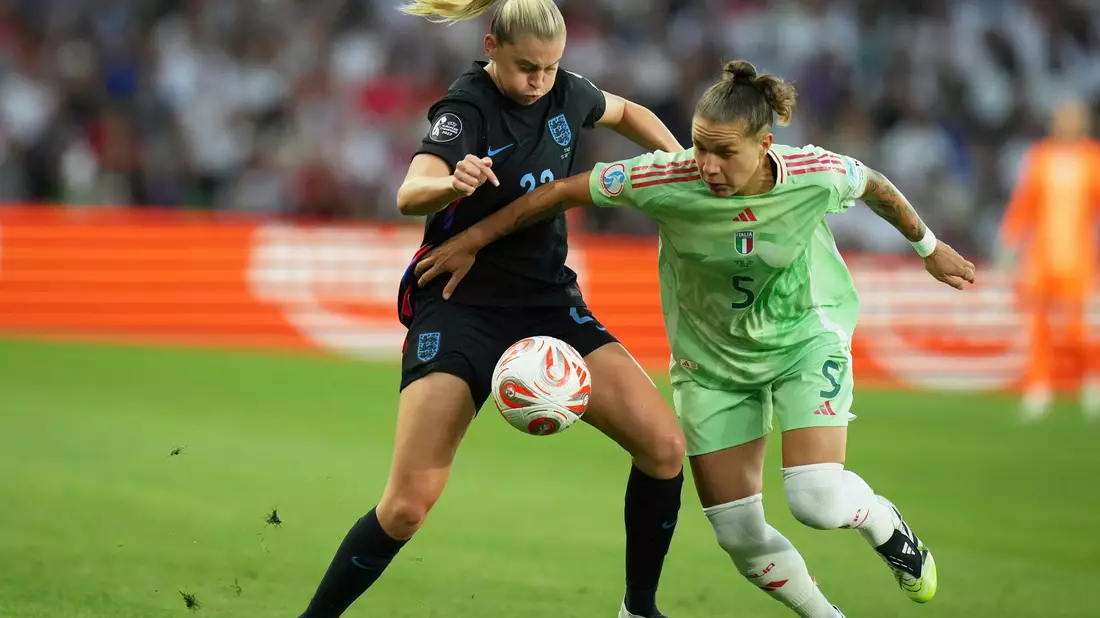 Wuchtiger Schuss: Barbara Bonansea trifft zum 1:0 für Italien. - Bild: Alessandra Tarantino/AP/dpa