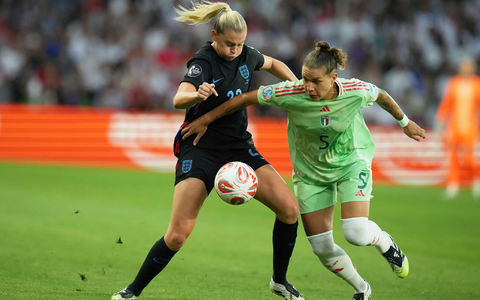 Wuchtiger Schuss: Barbara Bonansea trifft zum 1:0 für Italien. - Foto: Alessandra Tarantino/AP/dpa