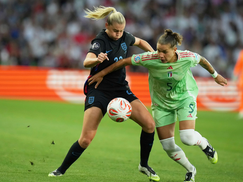 Wuchtiger Schuss: Barbara Bonansea trifft zum 1:0 für Italien. - Foto: Alessandra Tarantino/AP/dpa