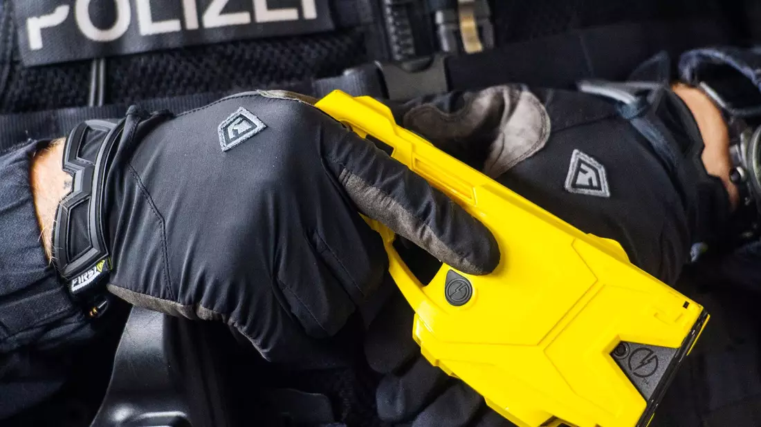 Der Einsatz der Taser birgt auch Gefahren. (Archivbild) - Bild: Andreas Arnold/dpa
