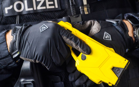 Der Einsatz der Taser birgt auch Gefahren. (Archivbild) - Foto: Andreas Arnold/dpa