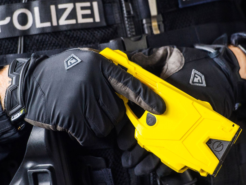 Der Einsatz der Taser birgt auch Gefahren. (Archivbild) - Foto: Andreas Arnold/dpa