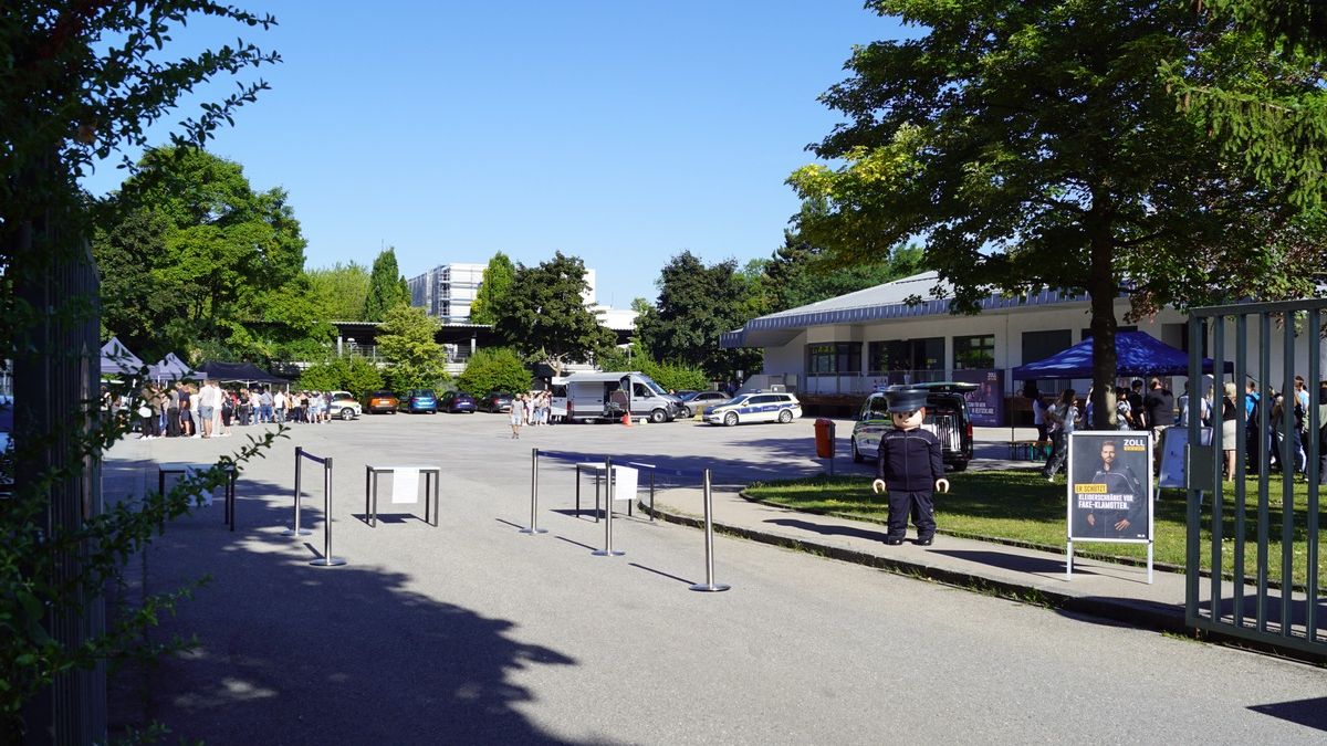 HZA-A: Berufsinformationstag des Hauptzollamts Augsburg - Interessante Einblicke in den Arbeitsalltag beim Zoll - Foto: presseportal.de