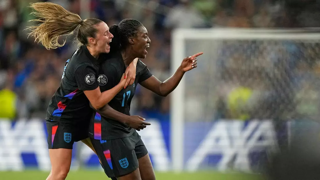 Englands Michelle Agyemang (r) feiert mit Ella Toone ihr spätes 1:1. - Bild: Martin Meissner/AP/dpa