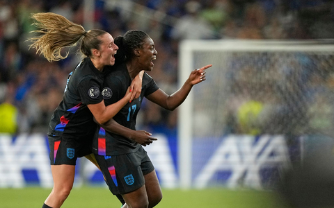 Englands Michelle Agyemang (r) feiert mit Ella Toone ihr spätes 1:1. - Foto: Martin Meissner/AP/dpa