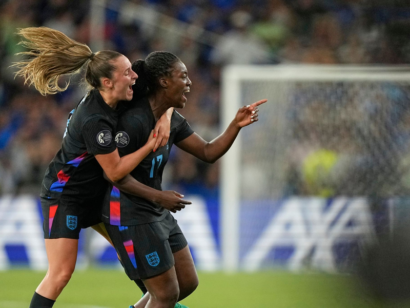 Englands Michelle Agyemang (r) feiert mit Ella Toone ihr spätes 1:1. - Foto: Martin Meissner/AP/dpa