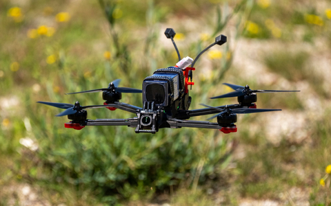 Die vier Männer nutzten für ihre Diebestouren Drohnen. (Symbolbild) - Foto: Peter Kneffel/dpa