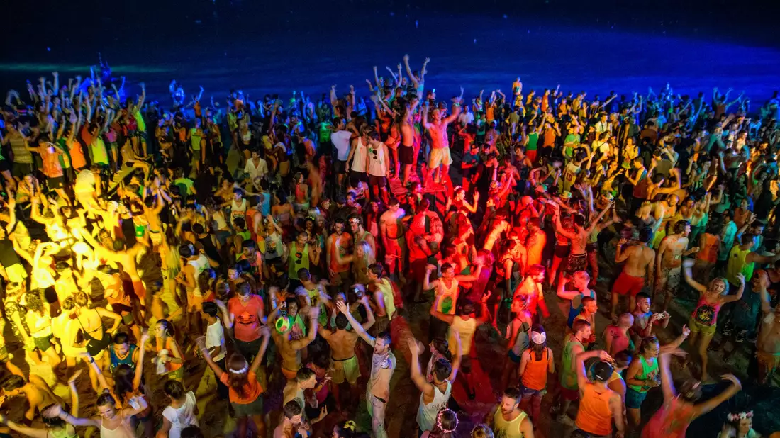 Koh Phangan ist vor allem für die Full Moon Partys bekannt. (Archivbild) - Bild: Ian Robert Knight/dpa