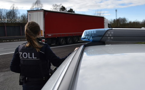HZA-H: Hauptzollamt Hannover: 60.000 - erst Euro und dann Schmuggelzigaretten - Foto: presseportal.de HZA-H: Hauptzollamt Hannover: 60.000 - erst Euro und dann Schmuggelzigaretten - Foto: presseportal.de
