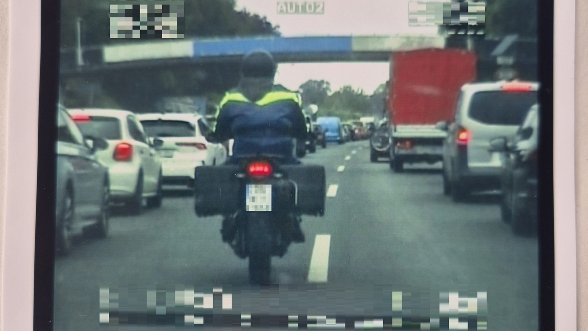 POL-SE: Pinneberg / Halstenbek / BAB 23 - Bildung der Rettungsgasse auf Autobahnen - Polizei kontrolliert und stellt Verstöße durch Motorräder fest - Foto: presseportal.de