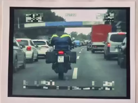 POL-SE: Pinneberg / Halstenbek / BAB 23 - Bildung der Rettungsgasse auf Autobahnen - Polizei kontrolliert und stellt Verstöße durch Motorräder fest - Foto: presseportal.de