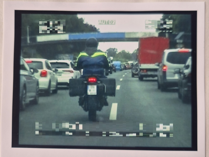 POL-SE: Pinneberg / Halstenbek / BAB 23 - Bildung der Rettungsgasse auf Autobahnen - Polizei kontrolliert und stellt Verstöße durch Motorräder fest - Foto: presseportal.de