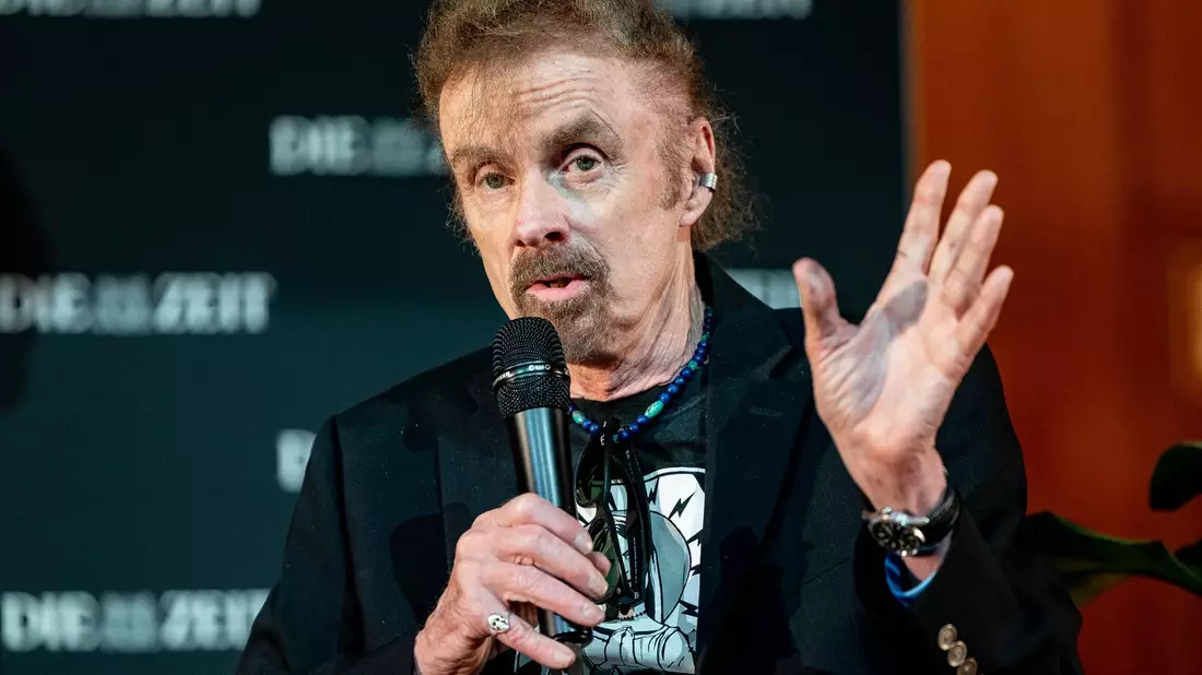 T.C. Boyle hat keine Angst vor der KI. (Archivbild) - Bild: Axel Heimken/dpa