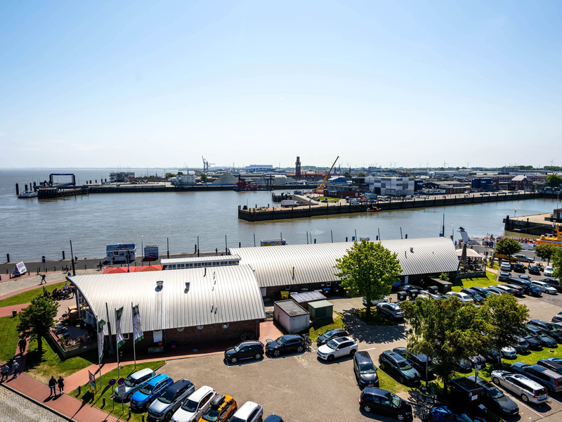 Nach einem Zusammenstoß mit zwei Schiffen tritt Öl aus. (Archivfoto) - Foto: Sina Schuldt/dpa