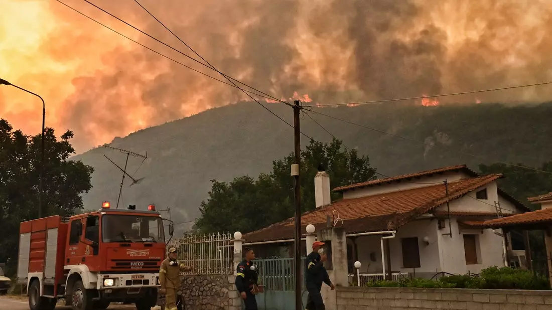 Mit der anhaltenden Trockenheit steigt auch die Gefahr von verheerenden Waldbränden. - Bild: Vasilis Psomas/AP/dpa