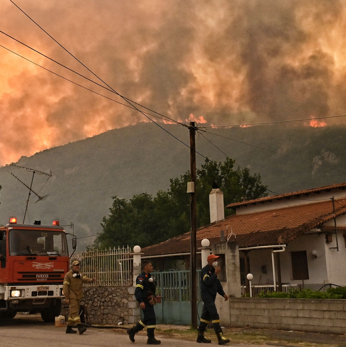 Mit der anhaltenden Trockenheit steigt auch die Gefahr von verheerenden Waldbränden. - Foto: Vasilis Psomas/AP/dpa