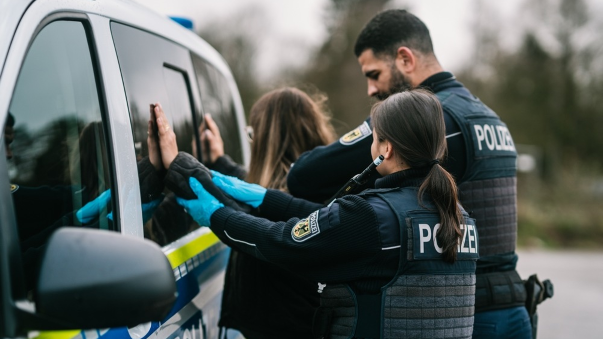 BPOL NRW: Schleusung, Haftbefehle und Urkundenfälschung - Bundespolizei hat alle Hände voll zu tun - Foto: presseportal.de