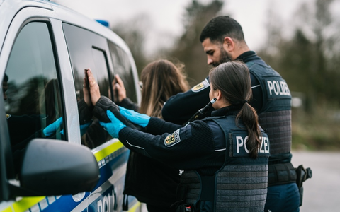 BPOL NRW: Schleusung, Haftbefehle und Urkundenfälschung - Bundespolizei hat alle Hände voll zu tun - Foto: presseportal.de