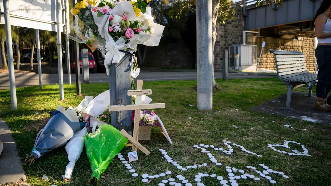Mitschüler legten in der Nähe der Unglücksstelle Blumen nieder. - Bild: Bianca De Marchi/AAP/dpa