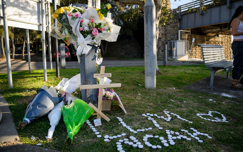 Mitschüler legten in der Nähe der Unglücksstelle Blumen nieder. - Foto: Bianca De Marchi/AAP/dpa