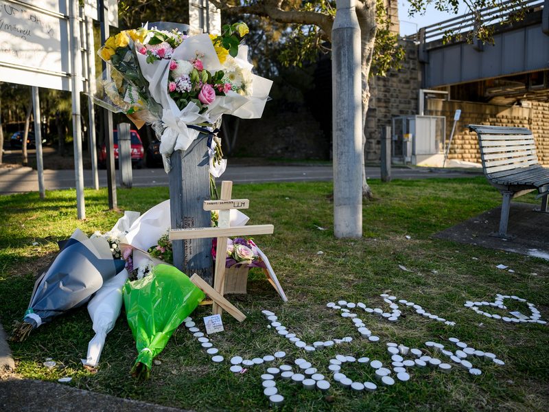 Mitschüler legten in der Nähe der Unglücksstelle Blumen nieder. - Foto: Bianca De Marchi/AAP/dpa