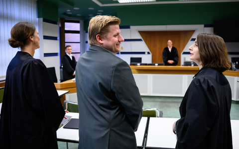 Comedian und Satiriker Sebastian Hotz alias El Hotzo beim Prozess in Berlin. (Archivbild)  - Foto: Bernd von Jutrczenka/dpa