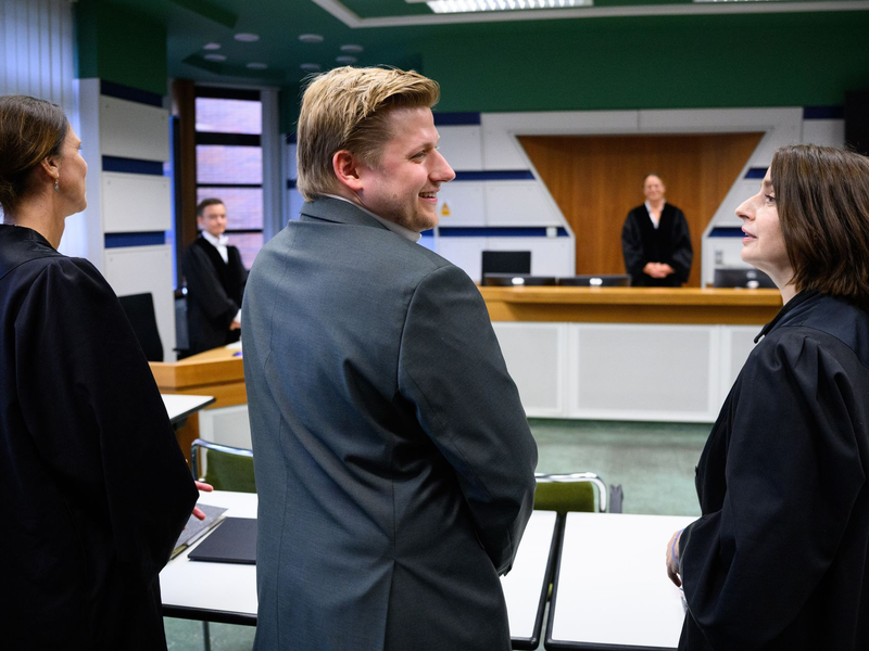 Comedian und Satiriker Sebastian Hotz alias El Hotzo beim Prozess in Berlin. (Archivbild)  - Foto: Bernd von Jutrczenka/dpa