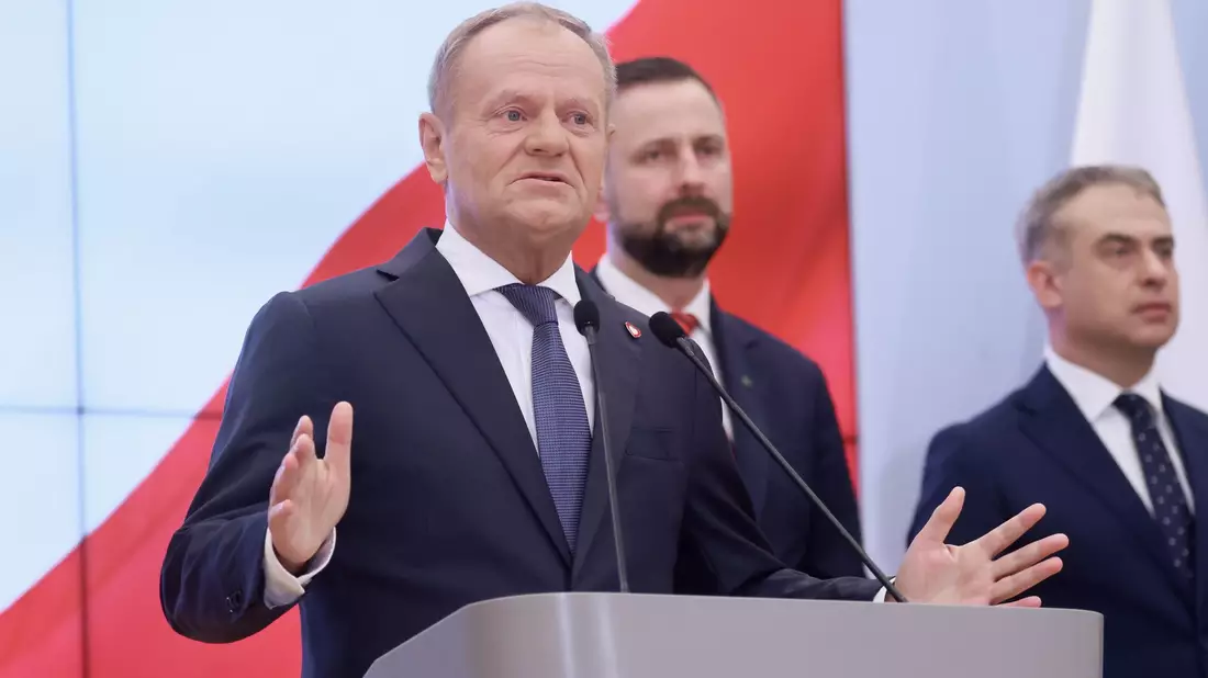 Polens Regierungschef Tusk hat sein Kabinett von 26 auf 21 Ministerposten verkleinert. - Bild: Leszek Szymanski/PAP/dpa