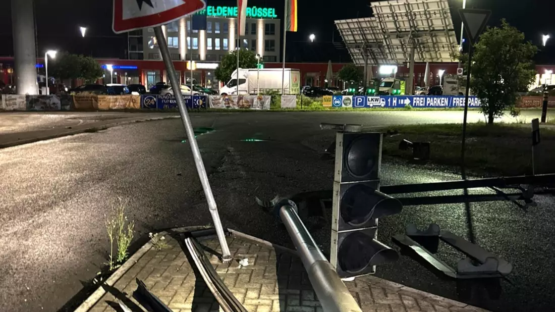 POL-KS: Sattelzug zerstört Ampel am Lohfeldener Rüssel: Zeugen nach Unfallflucht am Rasthof gesucht - Bild: presseportal.de