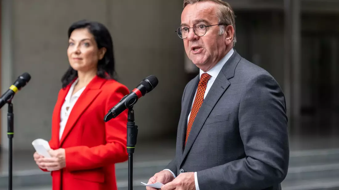 Bundeswirtschaftsministerin Katherina Reiche (CDU) und Verteidigungsminister Boris Pistorius (SPD) stellten die Pläne vor. - Bild: Michael Kappeler/dpa