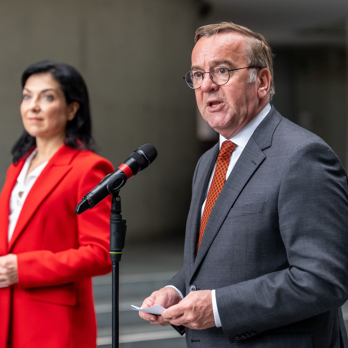 Bundeswirtschaftsministerin Katherina Reiche (CDU) und Verteidigungsminister Boris Pistorius (SPD) stellten die Pläne vor. - Foto: Michael Kappeler/dpa