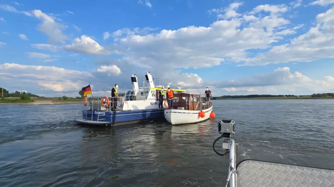 FW Xanten: Havarie auf dem Rhein - Bild: presseportal.de