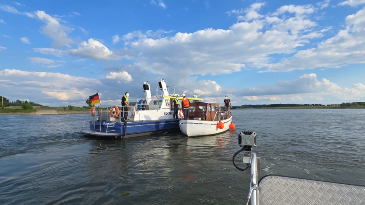 FW Xanten: Havarie auf dem Rhein - Foto: presseportal.de