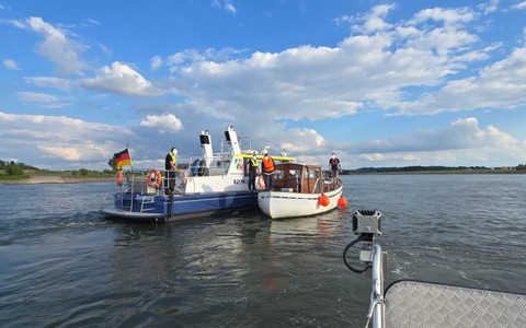 FW Xanten: Havarie auf dem Rhein - Foto: presseportal.de