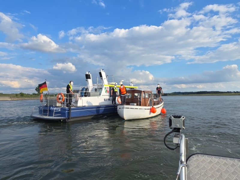 FW Xanten: Havarie auf dem Rhein - Foto: presseportal.de