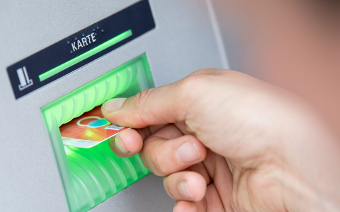 Die Zahl der Geldautomaten in Deutschland sinkt spürbar. (Archivbild) - Foto: Fabian Sommer/dpa/dpa-tmn
