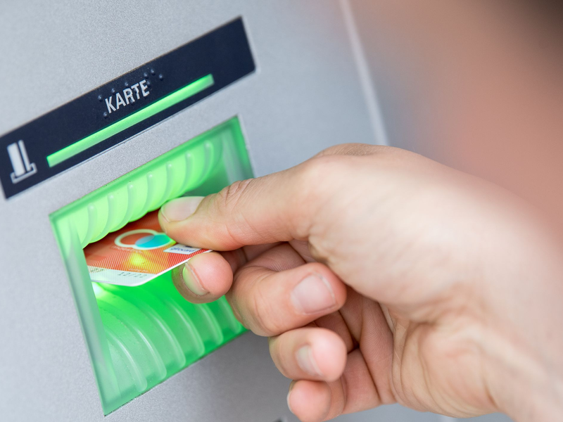 Die Zahl der Geldautomaten in Deutschland sinkt spürbar. (Archivbild) - Foto: Fabian Sommer/dpa/dpa-tmn