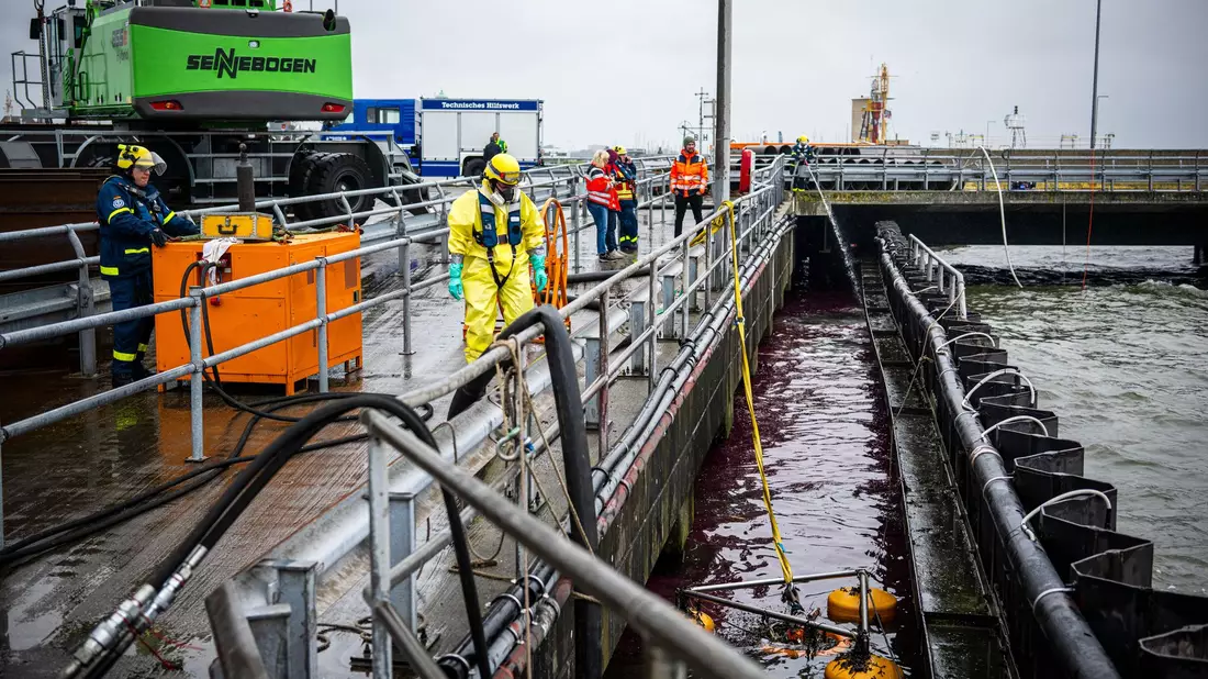Ein spezielles Ölschiff ist im Einsatz. - Bild: Sina Schuldt/dpa