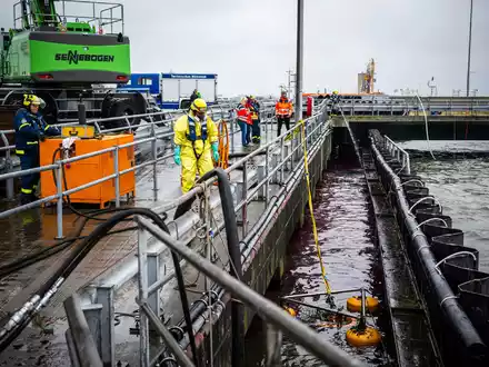 Ein spezielles Ölschiff ist im Einsatz. - Foto: Sina Schuldt/dpa