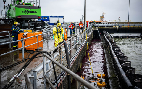 Ein spezielles Ölschiff ist im Einsatz. - Foto: Sina Schuldt/dpa